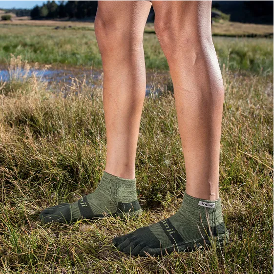 Zehensocken mit getrennten Zehen und elastischem Bündchen, kurzer Schaft, Seitenansicht außen am Fuß getragen