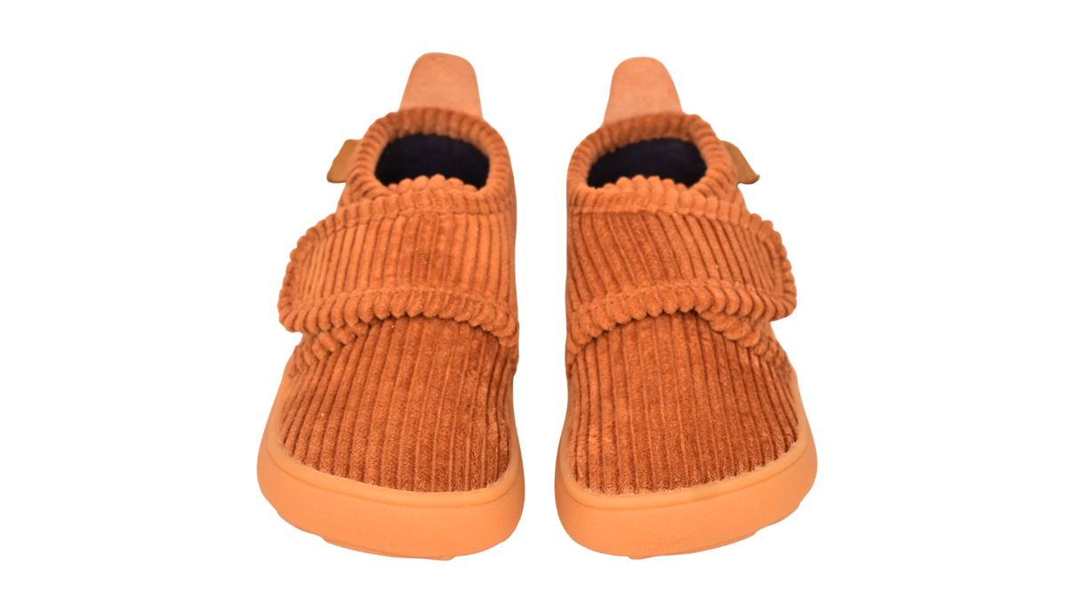 Barfußschuhhausschuh mit breiter Zehenbox, flexibler Sohle, Klettverschluss, geschlossene Zehen, geschlossene Ferse, schräge Vorderansicht.
