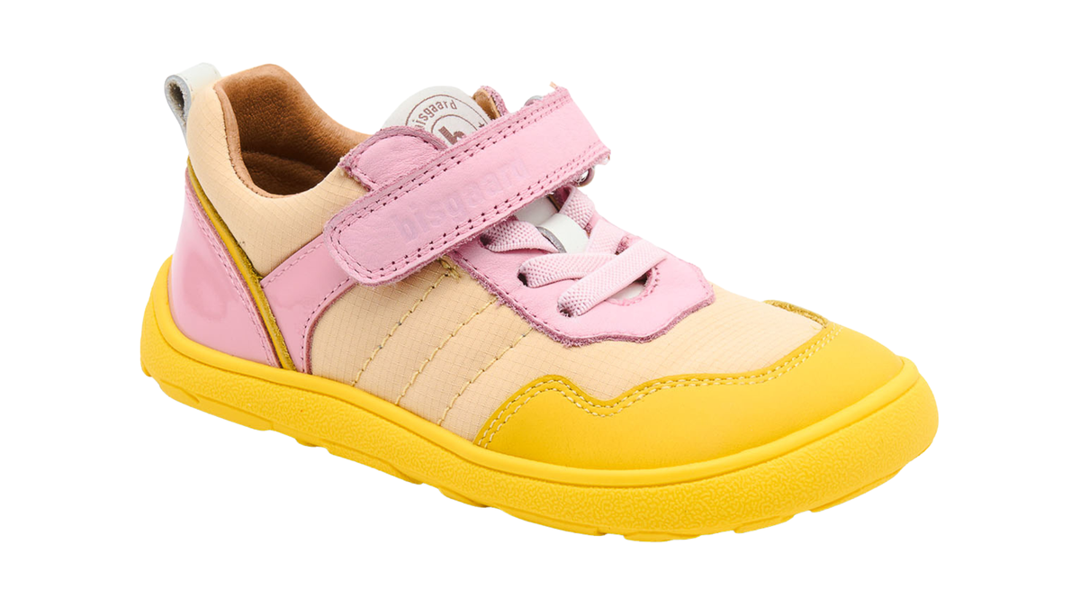 Barfußschuh mit Klettverschluss und Schnürung, breite Zehenbox, flexible Sohle, geschlossener Fersenbereich, niedriger Schaft, schräge Vorderansicht
