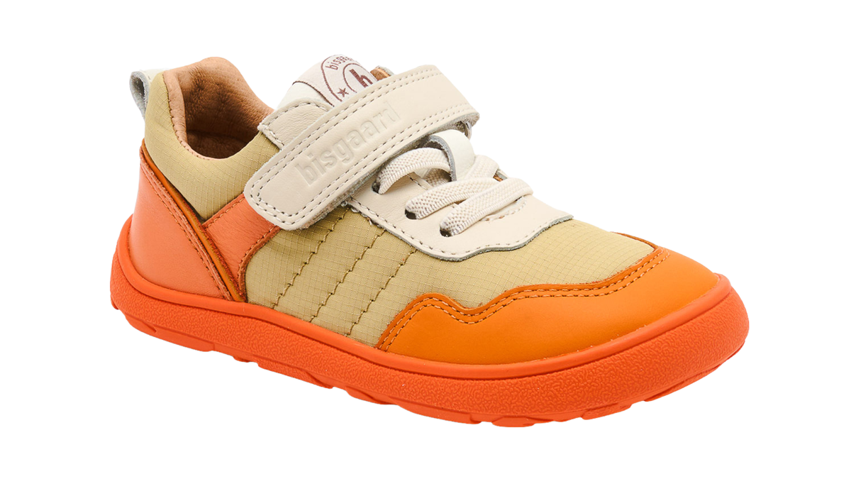 Barfußschuh mit Klettverschluss und Schnürung, breite Zehenbox, flexible Sohle, geschlossener Fersenbereich, niedriger Schaft, schräge Vorderansicht