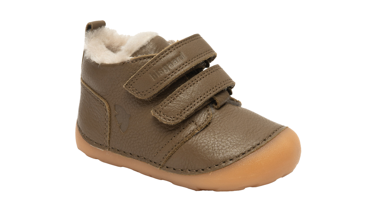 Lauflernschuh Barfußschuh mit Klettverschluss, breiter Zehenbox und geschlossener Ferse, schräge Vorderansicht.