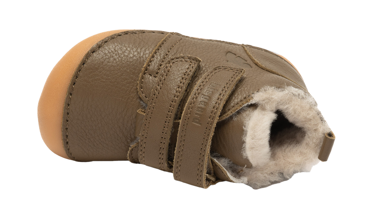 Lauflernschuh Barfußschuh mit Klettverschluss und geschlossener Ferse, Draufsicht in den Schaft.