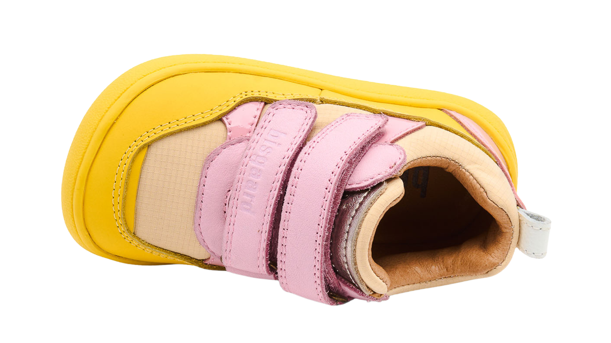 Barfußschuh mit drei Klettverschlüssen, breite Zehenbox, geschlossener Fersenbereich, Draufsicht
