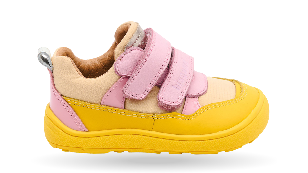 Barfußschuh mit drei Klettverschlüssen, breite Zehenbox, flexible Sohle, geschlossener Fersenbereich, niedriger Schaft, Seitenansicht außen