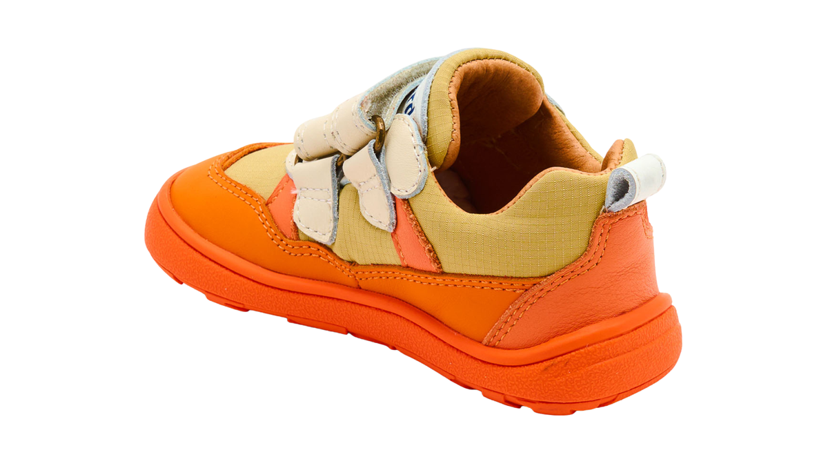 Barfußschuh mit drei Klettverschlüssen, breite Zehenbox, flexible Sohle, geschlossener Fersenbereich, niedriger Schaft, Seitenansicht innen
