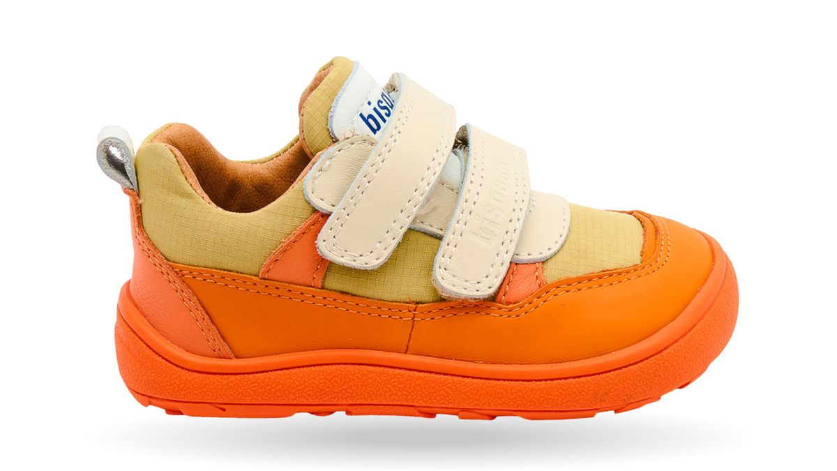 Barfußschuh mit drei Klettverschlüssen, breite Zehenbox, flexible Sohle, geschlossener Fersenbereich, niedriger Schaft, Seitenansicht außen