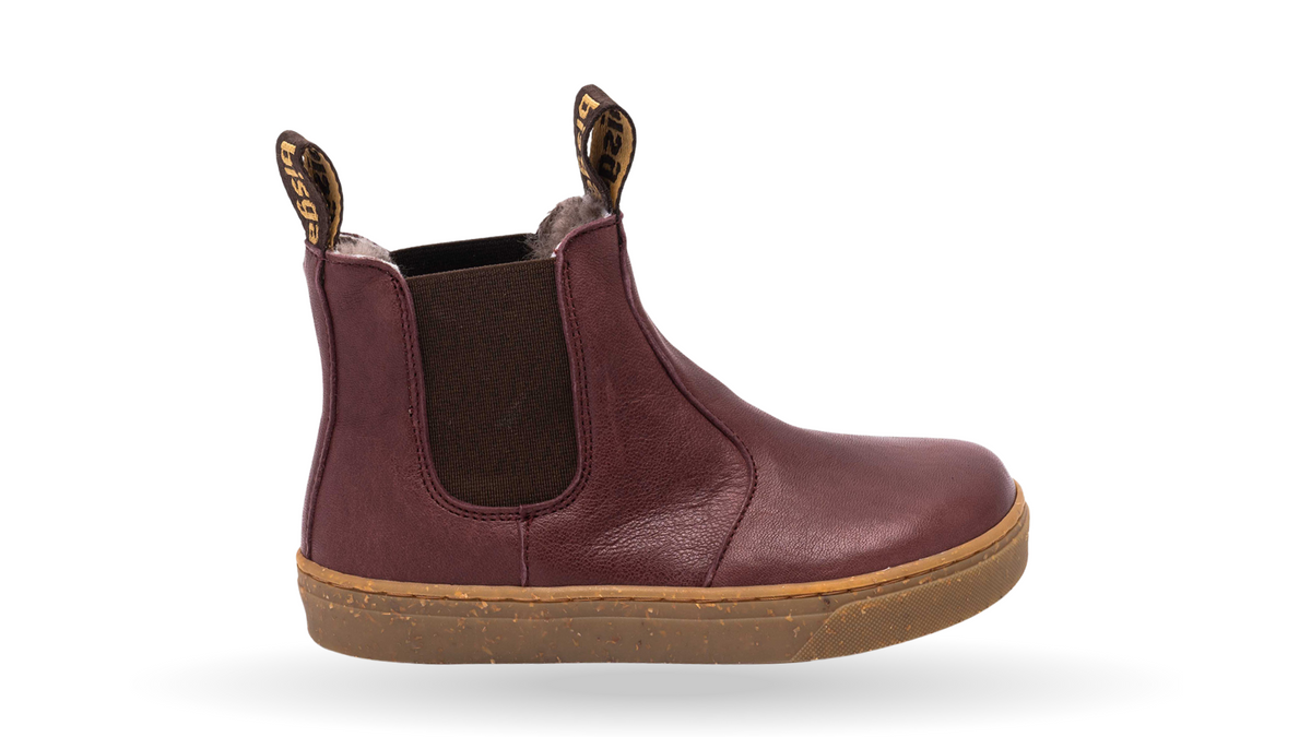 Barfußwinterstiefel mit breiter Zehenbox, elastischen Einsätzen, geschlossenen Zehen und geschlossener Ferse, Seitenansicht außen.