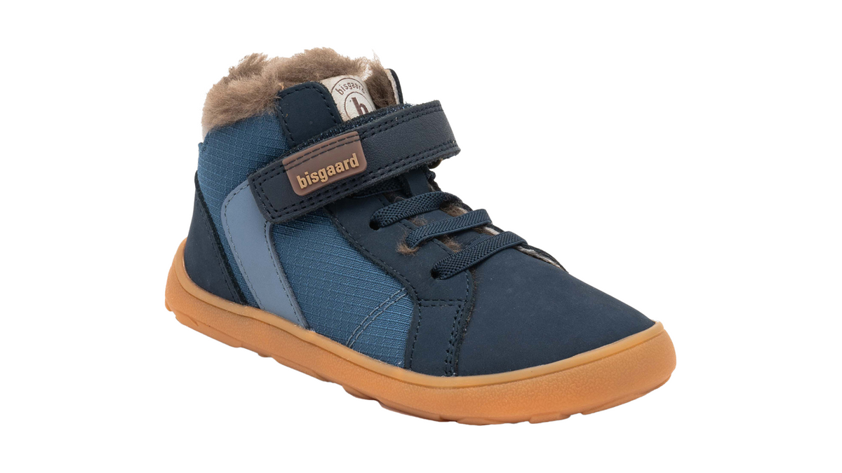 Barfußwinterstiefel mit Klettverschluss und Schnürung, breite Zehenbox, flexible Sohle, geschlossener Fersenbereich, hoher Schaft, schräge Vorderansicht