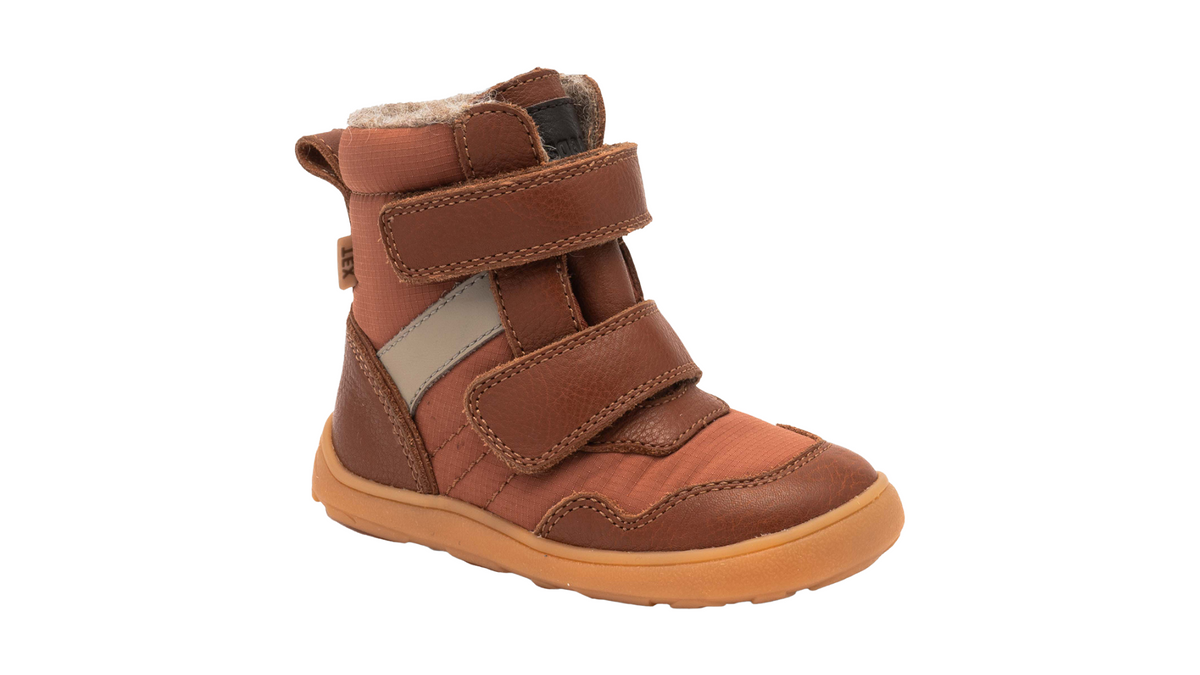 Barfußwinterstiefel für Kinder mit Klettverschluss, breiter Zehenbox und geschlossener Ferse, schräge Vorderansicht.