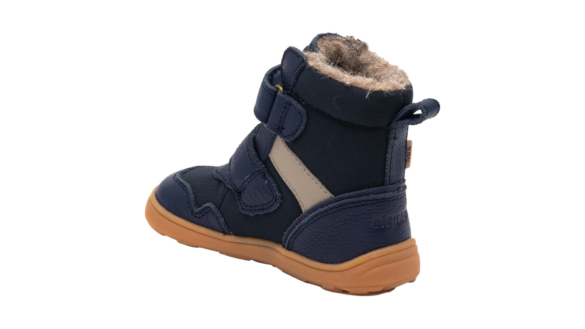 Barfußwinterstiefel für Kinder mit Klettverschluss und geschlossener Ferse, Rückansicht.