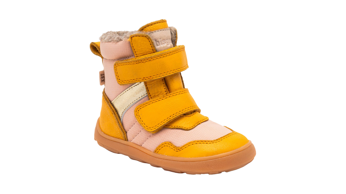 Barfußwinterstiefel für Kinder mit Klettverschluss, breiter Zehenbox und geschlossener Ferse, schräge Vorderansicht.