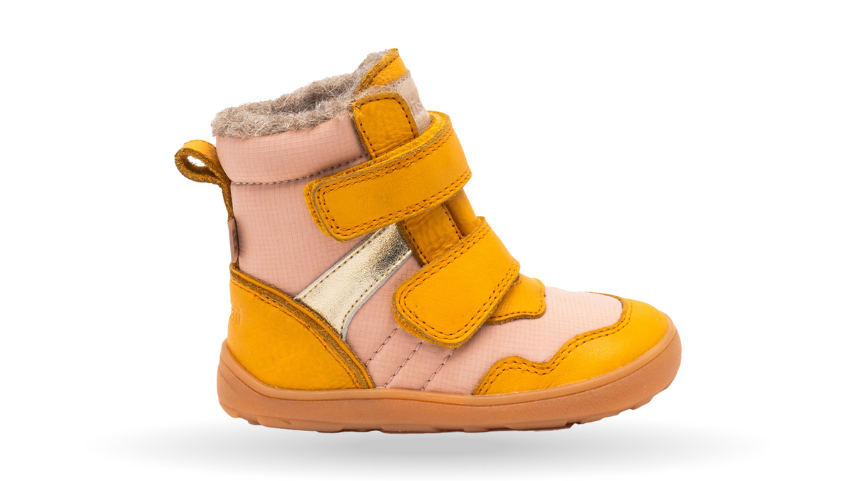 Barfußwinterstiefel für Kinder mit breiter Zehenbox, Klettverschluss, geschlossenen Zehen und geschlossener Ferse, Seitenansicht außen.