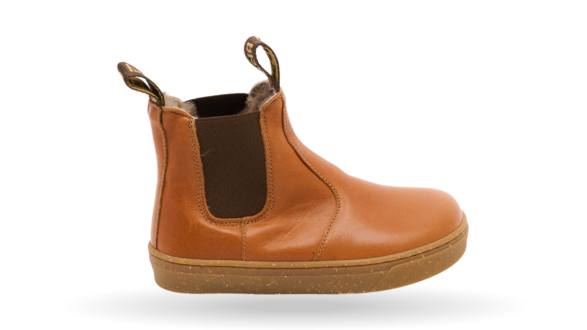 Barfußwinterstiefel mit breiter Zehenbox, elastischen Einsätzen und geschlossener Ferse, Seitenansicht außen.