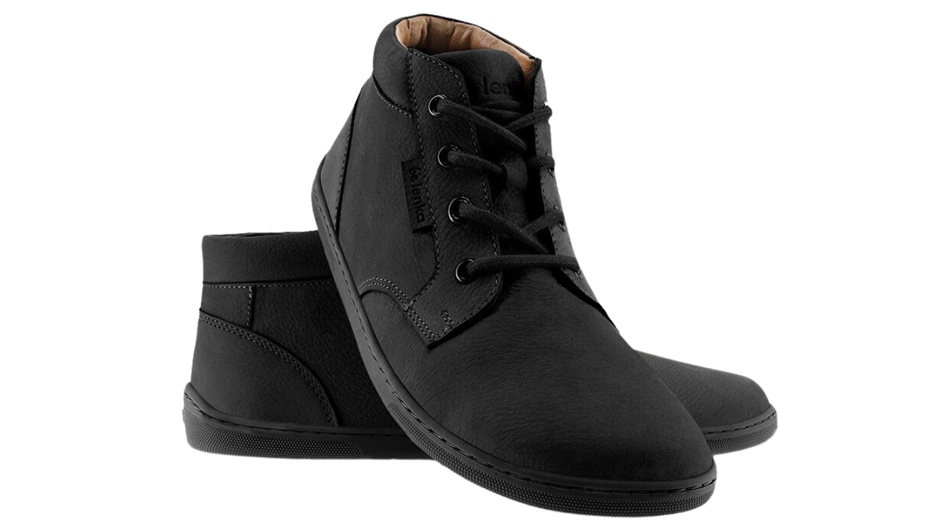 Knöchelhoher Barfußschuh für Erwachsene als Paar mit Schnürung und breiter Zehenbox, schräge Vorderansicht.