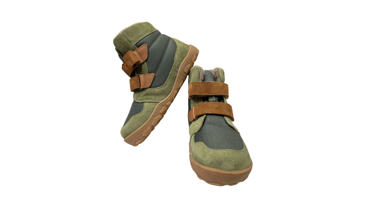 Barfußwinterstiefel als Paar mit zwei Klettverschlüssen, breite Zehenbox, schräge Vorderansicht