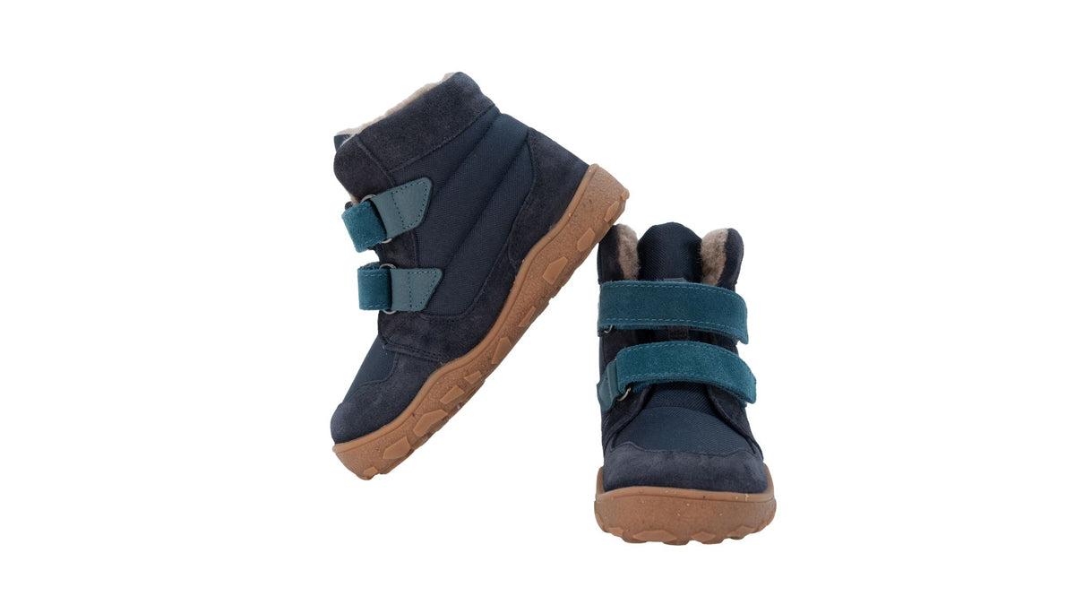 Barfußwinterstiefel als Paar mit zwei Klettverschlüssen, breite Zehenbox, schräge Vorderansicht