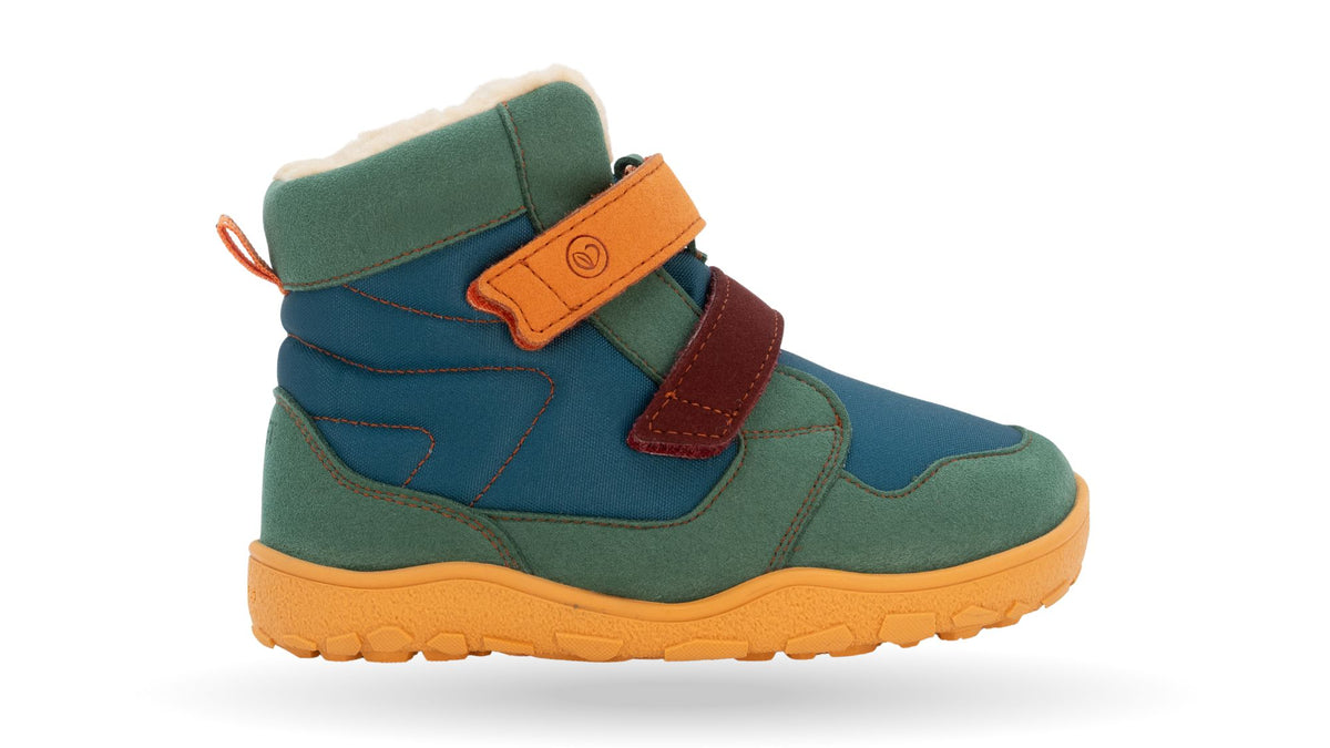 Barfußwinterstiefel mit zwei Klettverschlüssen, breite Zehenbox, flexible Sohle, geschlossener Fersenbereich, hoher Schaft, Seitenansicht außen