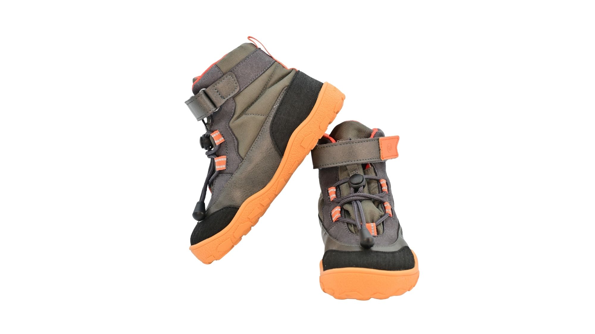 Barfußstiefel als Paar mit Klettverschluss und Schnellverschluss, breite Zehenbox, schräge Vorderansicht