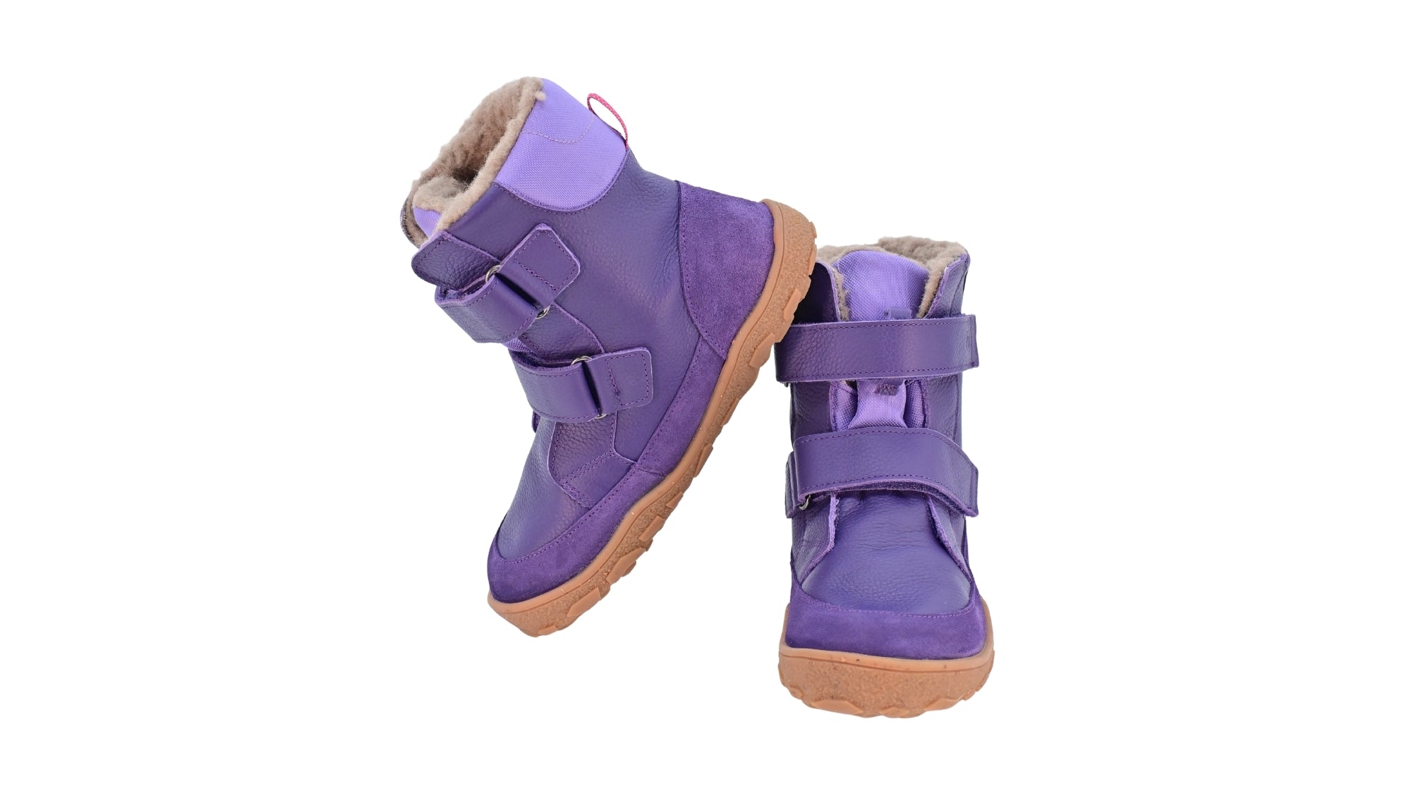 Barfußwinterstiefel als Paar mit zwei Klettverschlüssen, breite Zehenbox, schräge Vorderansicht