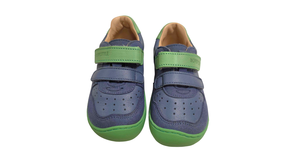 Barfußschuh mit zwei Klettverschlüssen, breite Zehenbox, flexible Sohle, geschlossener Fersenbereich, niedriger Schaft, Draufsicht als Paar