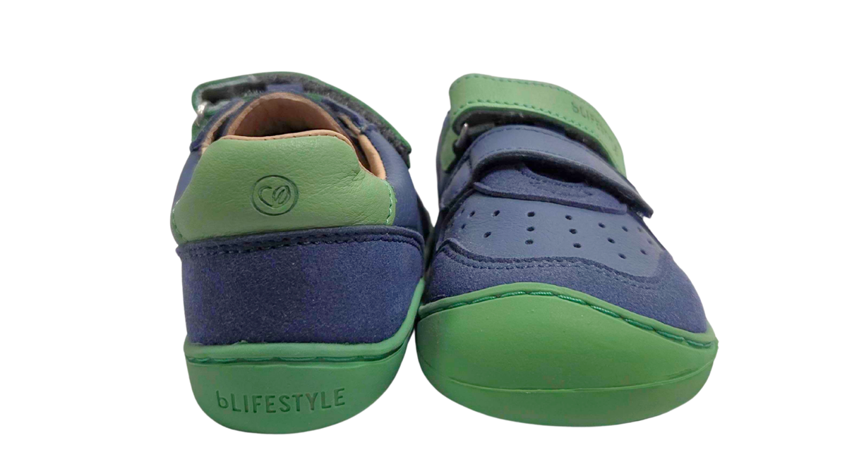 Barfußschuh mit zwei Klettverschlüssen, breite Zehenbox, flexible Sohle, geschlossener Fersenbereich, niedriger Schaft, Vorder- und Rückansicht als Paar