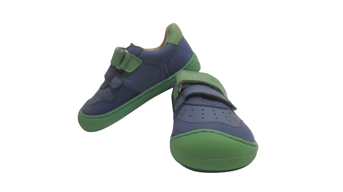 Barfußschuh mit zwei Klettverschlüssen, breite Zehenbox, flexible Sohle, geschlossener Fersenbereich, niedriger Schaft, Seiten- und Vorderansicht als Paar