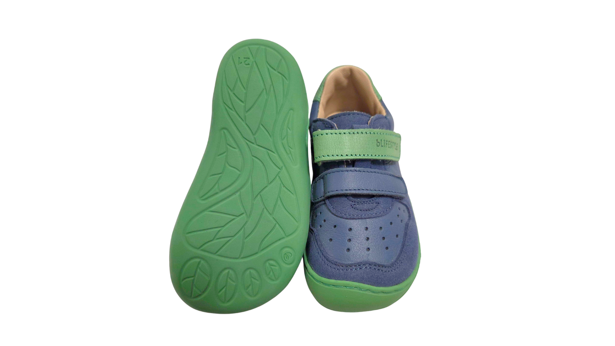 Barfußschuh mit zwei Klettverschlüssen, breite Zehenbox, flexible Sohle, geschlossener Fersenbereich, niedriger Schaft, Ansicht von unten und Draufsicht, Paar