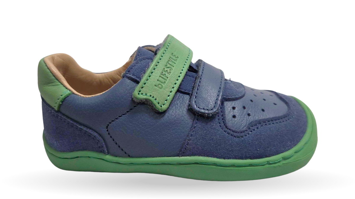 Barfußschuh mit zwei Klettverschlüssen, breite Zehenbox, flexible Sohle, geschlossener Fersenbereich, niedriger Schaft, Seitenansicht außen