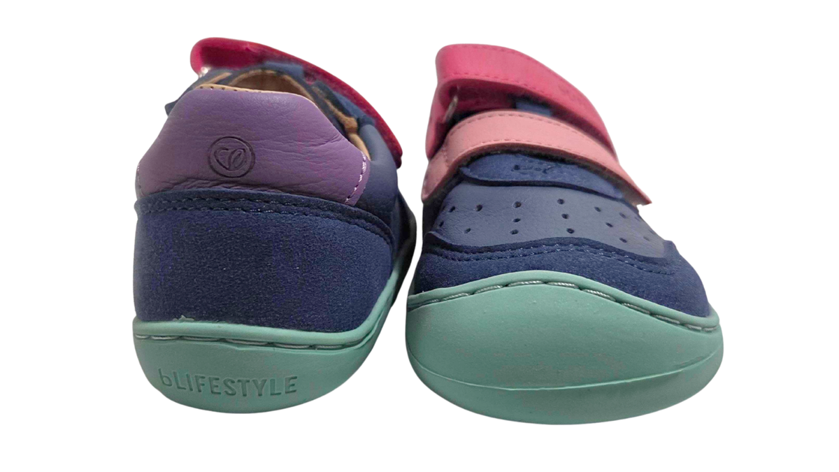 Barfußschuh mit zwei Klettverschlüssen, breite Zehenbox, flexible Sohle, geschlossener Fersenbereich, niedriger Schaft, Rück- und Vorderansicht als Paar