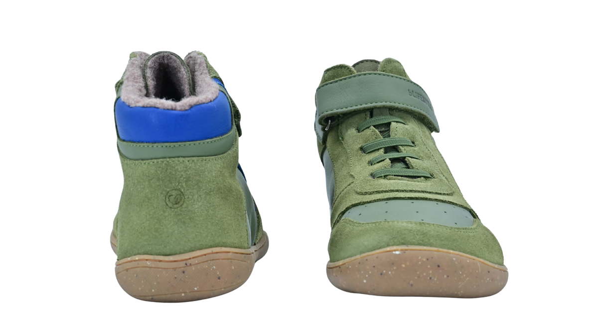 Paar gefütterte halbhohe Barfußschuhe für Kinder mit sichtbarem Futter und Klettverschluss, Rück- und Vorderansicht