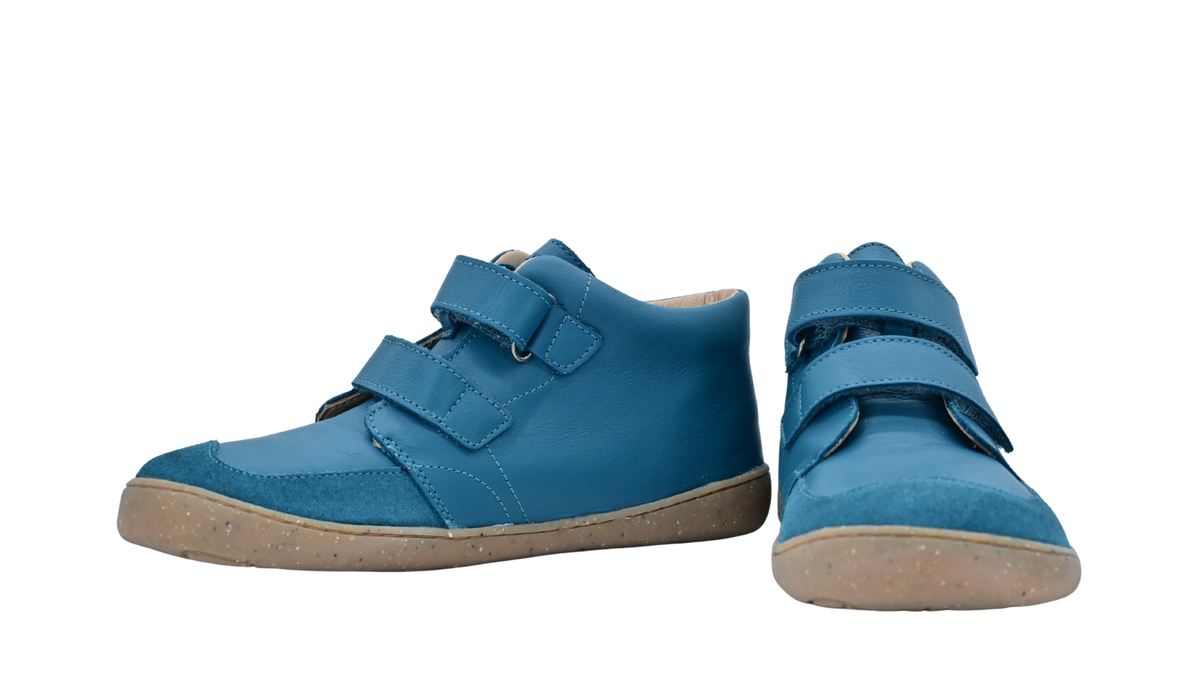 Paar halbhohe Barfußschuhe für Kinder mit zwei Klettverschlüssen und flacher Sohle, Seitenansicht innen und schräge Vorderansicht