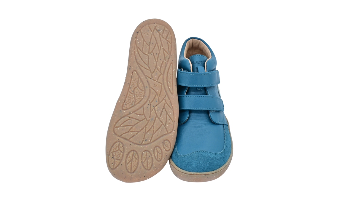 Halbhoher Barfußschuh für Kinder mit profilierter Laufsohle, zwei Klettverschlüssen, breiter Zehenbox und flacher Sohle, Ansicht von unten und oben