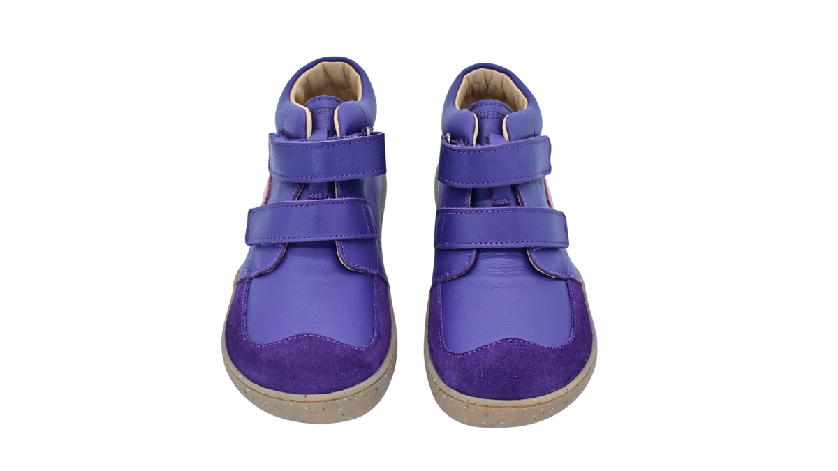 Paar halbhohe Barfußschuhe für Kinder mit zwei Klettverschlüssen und breiter Zehenbox, schräge Draufsicht