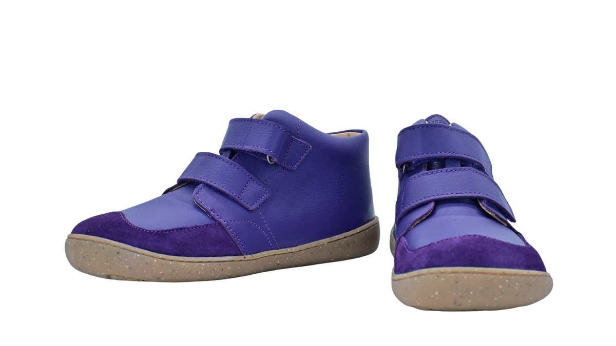 Paar halbhohe Barfußschuhe für Kinder mit zwei Klettverschlüssen und flacher Sohle, Seitenansicht innen und schräge Vorderansicht
