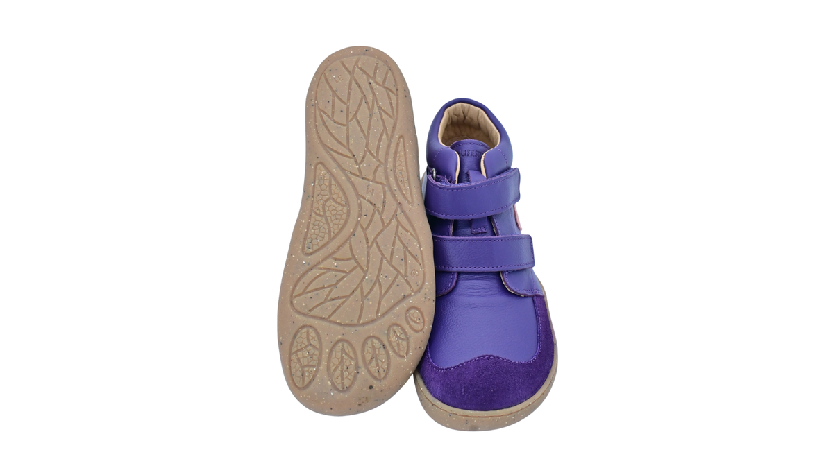 Halbhoher Barfußschuh für Kinder mit profilierter Laufsohle, zwei Klettverschlüssen, breiter Zehenbox und flacher Sohle, Ansicht von unten und oben