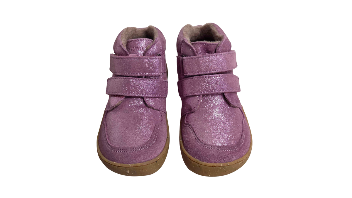 Paar gefütterte halbhohe Barfußschuhe für Kinder mit zwei Klettverschlüssen und breiter Zehenbox, schräge Draufsicht
