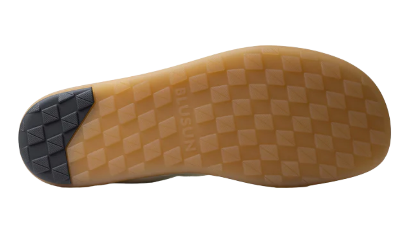 Barfußschuh für Erwachsene mit flacher, flexibler Sohle und strukturiertem Profil, Ansicht von unten.