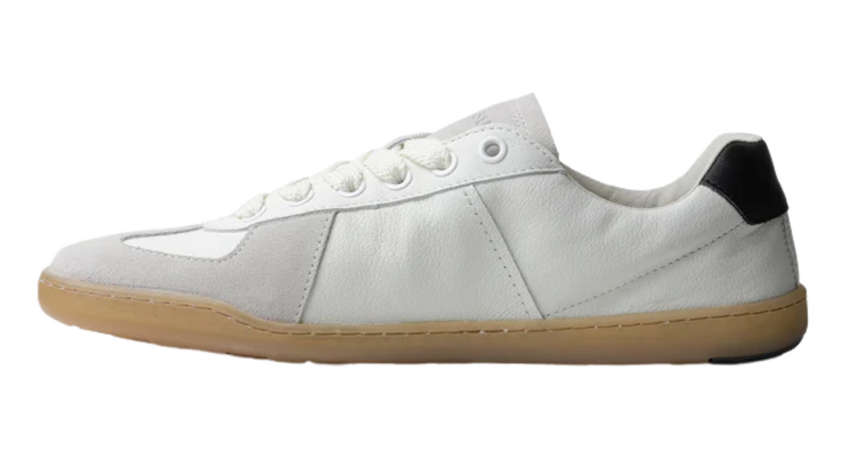 Barfußschuh für Erwachsene mit breiter Zehenbox, geschlossenem Zehenbereich, geschlossener Ferse, Schnürung, flacher flexibler Sohle, Seitenansicht außen.