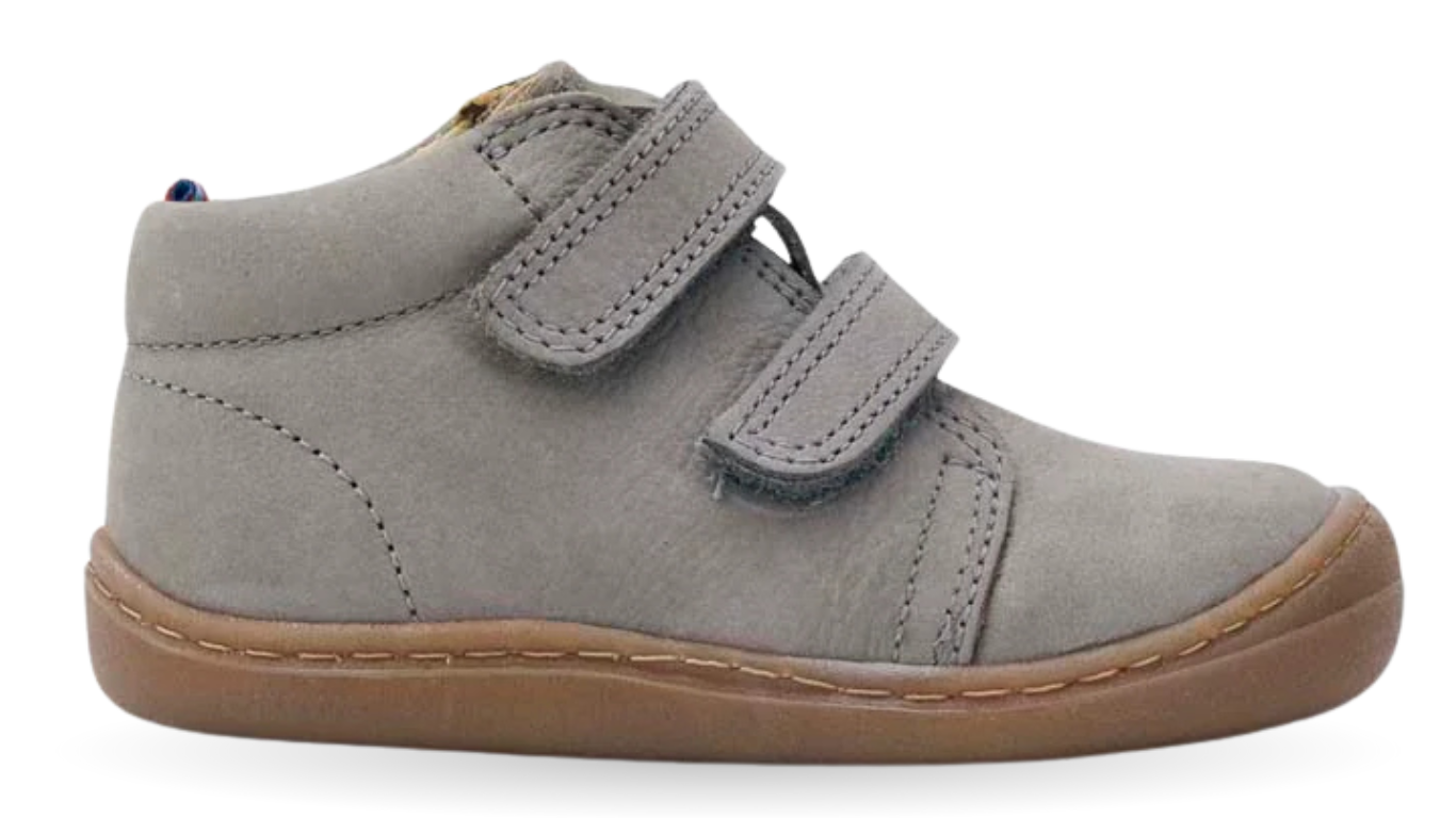 Barfußschuh für Kinder mit zwei Klettverschlüssen, breiter Zehenbox und geschlossenem Schaft, Seitenansicht außen