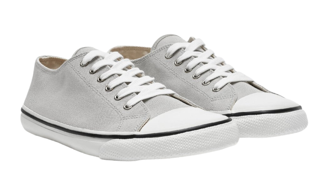 Barfußschuh für Erwachsene als Paar mit breiter Zehenbox, geschlossenem Zehenbereich, geschlossener Ferse, Schnürung, flacher flexibler Sohle, schräge Vorderansicht.