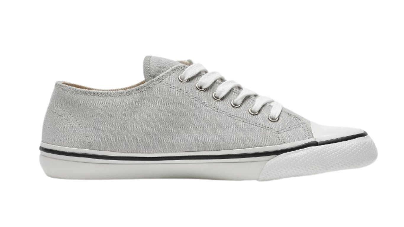 Barfußschuh für Erwachsene mit breiter Zehenbox, geschlossenem Zehenbereich, geschlossener Ferse, Schnürung, flacher flexibler Sohle, Seitenansicht innen.