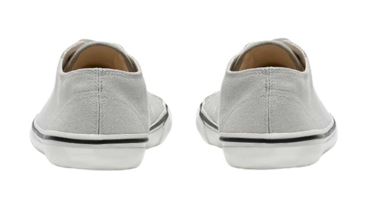 Barfußschuh für Erwachsene als Paar mit geschlossener Ferse, Schnürung, flacher flexibler Sohle, Rückansicht.