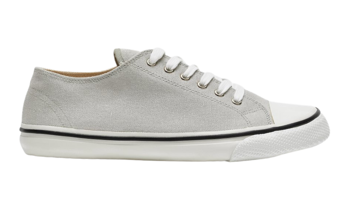 Barfußschuh für Erwachsene mit breiter Zehenbox, geschlossenem Zehenbereich, geschlossener Ferse, Schnürung, flacher flexibler Sohle, Seitenansicht außen.