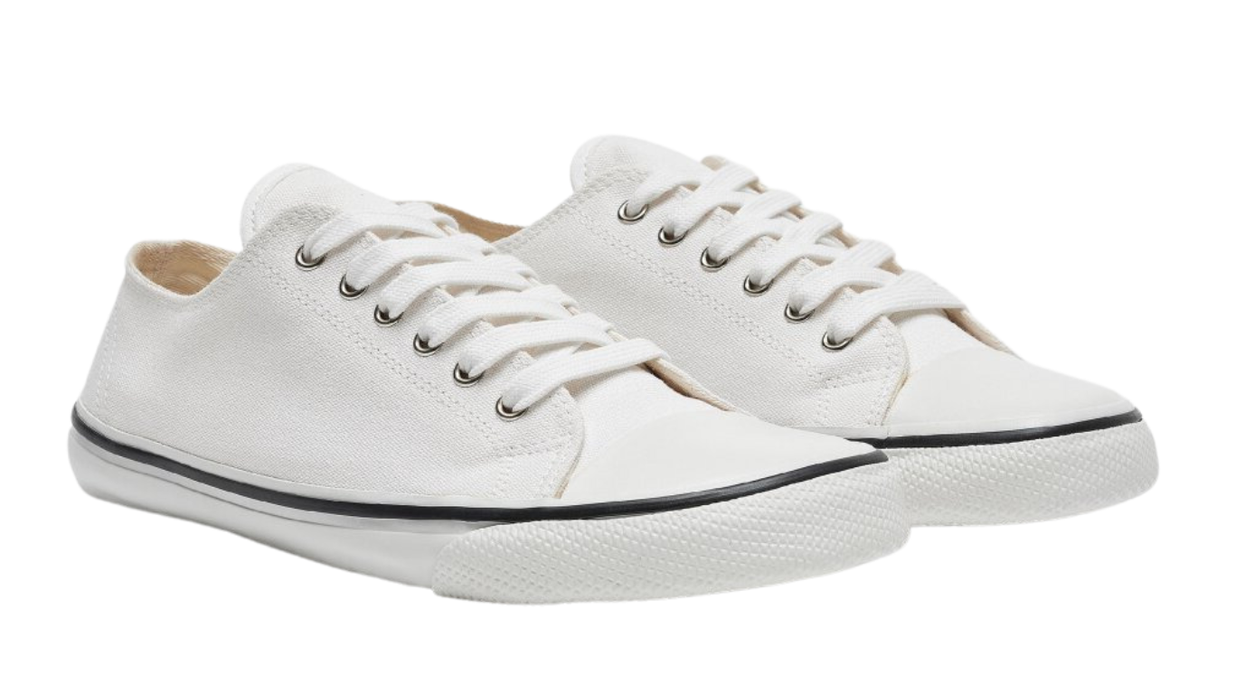 Barfußschuh für Erwachsene als Paar mit breiter Zehenbox, geschlossenem Zehenbereich, geschlossener Ferse, Schnürung, flacher flexibler Sohle, schräge Vorderansicht.