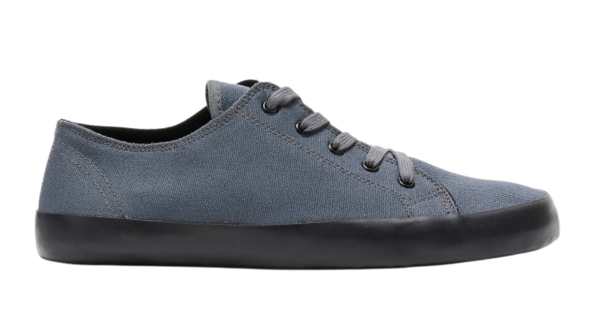 Barfußschuh für Erwachsene mit breiter Zehenbox, geschlossenem Zehenbereich, geschlossener Ferse, Schnürung, flacher flexibler Sohle, Seitenansicht außen.