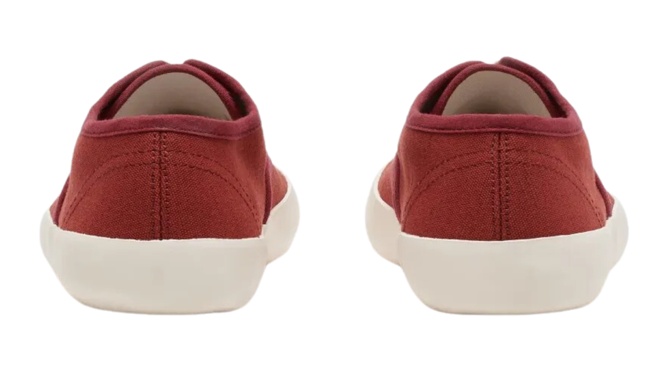 Barfußschuh für Erwachsene als Paar mit geschlossener Ferse, Schnürung, flacher flexibler Sohle, Rückansicht.