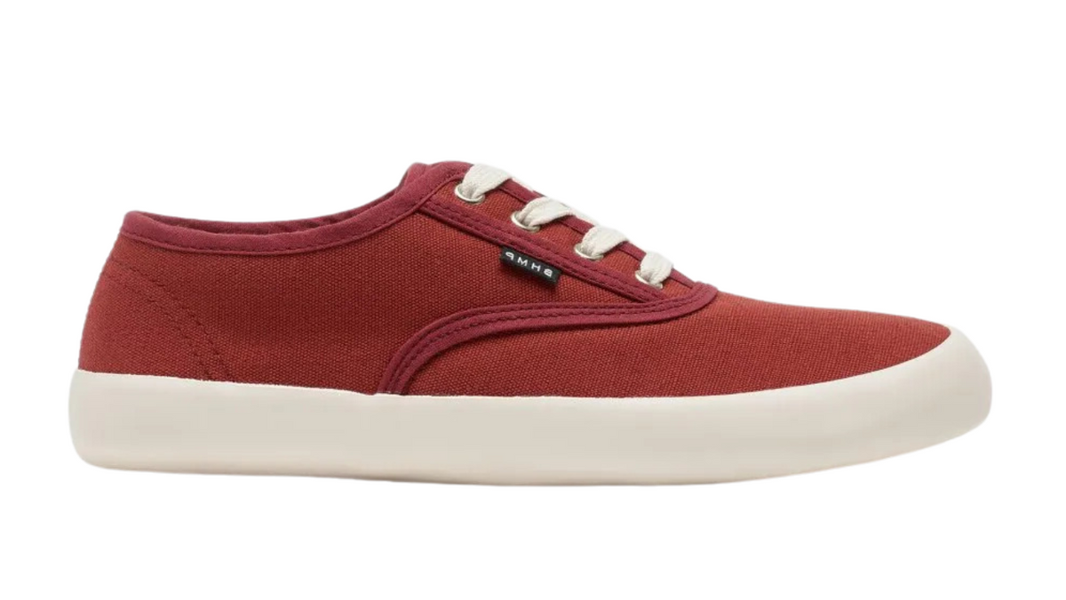 Barfußschuh für Erwachsene mit breiter Zehenbox, geschlossenem Zehenbereich, geschlossener Ferse, Schnürung, flacher flexibler Sohle, Seitenansicht außen.