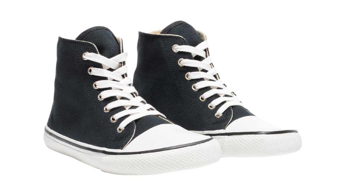 Barfußschuh für Erwachsene als Paar mit breiter Zehenbox, geschlossenem Zehenbereich, geschlossener Ferse, Schnürung, flacher flexibler Sohle, schräge Vorderansicht.