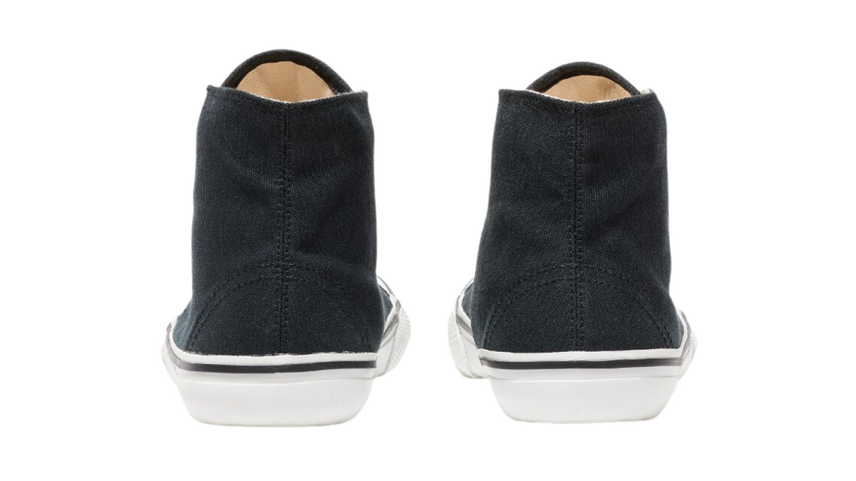Barfußschuh für Erwachsene als Paar mit geschlossener Ferse, Schnürung, flacher flexibler Sohle, Rückansicht.