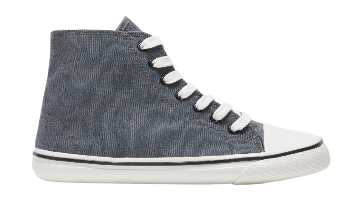 Barfußschuh für Erwachsene mit breiter Zehenbox, geschlossenem Zehenbereich, geschlossener Ferse, Schnürung, flacher flexibler Sohle, Seitenansicht außen.